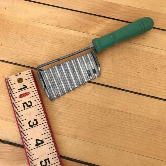Metal Vegetable Cutter Wavy Crinkle Cut Vintage Kitchen Utensil Wood Handle - Picture 2 of 4